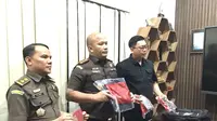 Kejaksaan Negeri Bandung menunjukan barang bukti hasil penggeledahan kantor ULP Pemkot Bandung,  Rabu, 10 Juli 2024.