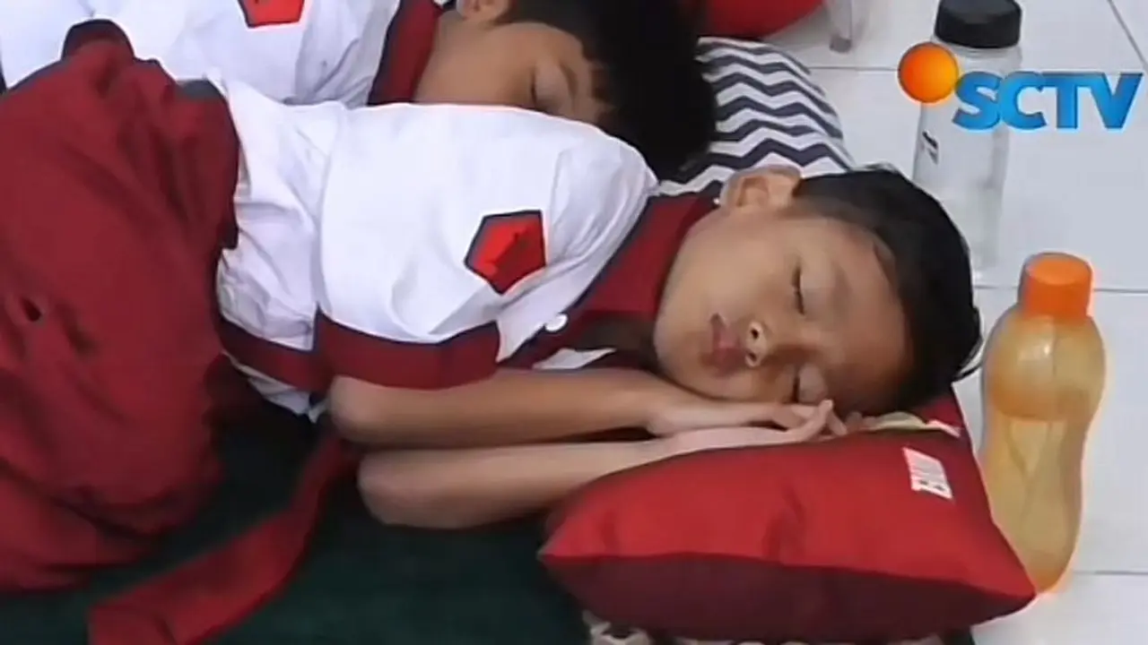 Seorang anak di SD Muhammadiyah 4 Zamzam di Sidoarjo, Jawa Timur sedang mengikuti pelajaran tidur siang