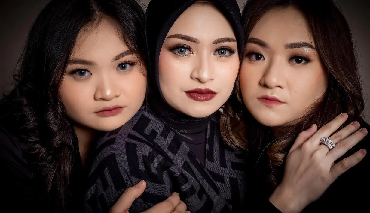 Nathalie Holscher dan kedua adik terlihat saling menyayangi satu sama lain. Mereka tak segan menunjukkan bentuk perhatian untuk saudaranya. (instagram/nathalieholscher/creatinkmoment)