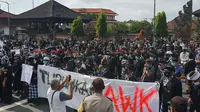 Temui Para Pendemo, Bupati Klungkung Apresiasi Aksi Damai dan Tertib
