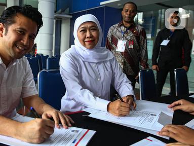Gubernur dan Wakil Gubernur Jawa Timur terpilih pada Pemilihan Kepala Daerah (Pilkada) Serentak 2024, Khofifah Indar Parawansa (kedua kiri) bersama Emil Elestianto Dardak saat melakukan registrasi pelantikan dan pemeriksaan kesehatan di Kantor Kementerian Dalam Negeri (Kemendagri), Jakarta, Minggu (16/2/2025). (Liputan6.com/Angga Yuniar)