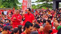 Sekretaris Jenderal PDI Perjuangan (PDIP) Hasto Kristiyanto melepas 35 ribu orang peserta jalan santai Kirab Budaya Nusantara di Taman Hiburan Rakyat di Sungai Liat, Pangkal Pinang, Bangka, Sabtu (29/10/2022) pagi.