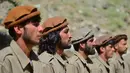 Personel baru pasukan keamanan Afghanistan saat mengambil bagian dalam pelatihan militer di daerah Bandejoy, Distrik Dara, Provinsi Panjshir, Afghanistan (21/8/2021). Setelah pengambilalihan Afghanistan oleh Taliban, warga ramai mendaftarkan diri jadi anggota tentara militer. (AFP/Ahmad Sahel Arman)