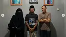 Dalam keterangan unggahannya Umi Pipik menuliskan pentinganya menjaga lisan dan sebut jika ilmu itu tidak bisa di ukur hanya dengan pakaian saja. Bikin netizen salut, dari penampilannya terlihat jika pria berusia 38 tahun ini adalah sosok yang sederhana. Tak hanya sekadar bincang ringan, Umi Pipik juga sempatkan berfoto dengan Sunhaji dan juga sang istri. (Liputan6.com/IG/@_ummi_pipik_)