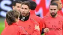 Bek Real Madrid, Sergio Ramos, berbincang dengan Luka Modric, saat latihan jelang laga Liga Champions 2019 di Johan Cruijff Arena, Selasa (12/2). Real Madrid akan berhadapan dengan Ajax Amsterdam. (AFP/Emmanuel Dunand)