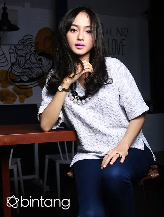 Pemeran Amanda di serial drama musikal Stereo itu juga mencoba peruntungan di industri musik. Ia juga telah merilis single 'Inikah Cinta'. (Lokasi: JW Cafe Jatiwaringin, Fotografer: Galih W Satria/Bintang.com)