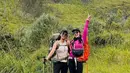 Febby Rastanty baru-baru ini melakukan pendakian ke Gunung Merbabu, Jawa Tengah. Eks personel BLINK ini Mengenakan berbagai atribut dan perlengkapan yang sesuai untuk naik gunung, Febby bahkan berhasil melaluinya tanpa bantuan seorang porter sekalipun. (Instagram/febyraastanty)