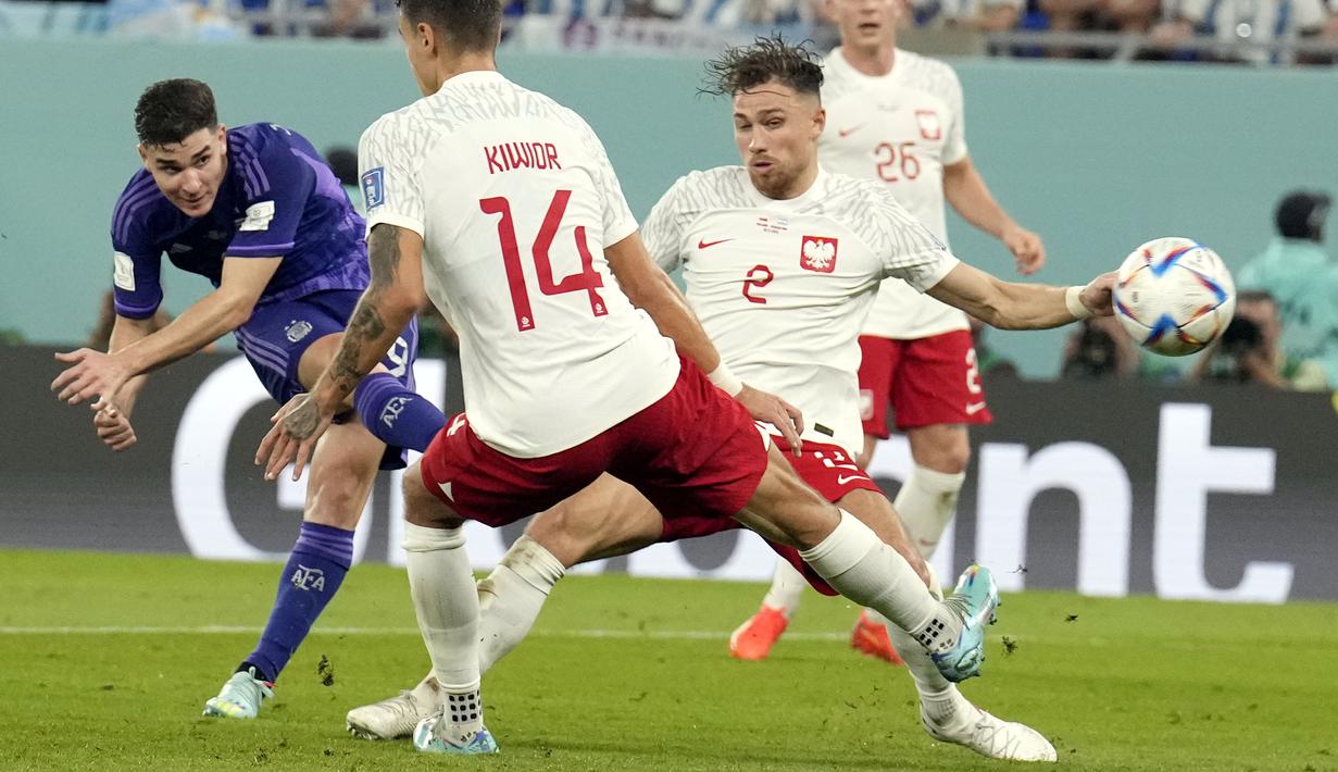 <p>Pemain Argentina, Julian Alvarez (kiri) mencetak gol kedua timnya ke gawang Polandia saat matchday ketiga Grup C Piala Dunia 2022 di Stadion 974, Kamis (01/12/2022). (AP/Natacha Pisarenko)</p>