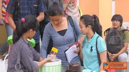 Citizen6, Semarang: Sekelompok mahasiswa Ilmu Komunikasi berjualan untuk memperoleh dana yang nantinya akan digunakan untuk memenuhi dana Temu Keakraban pada bulan Desember mendatang.(Kelompok 25)
