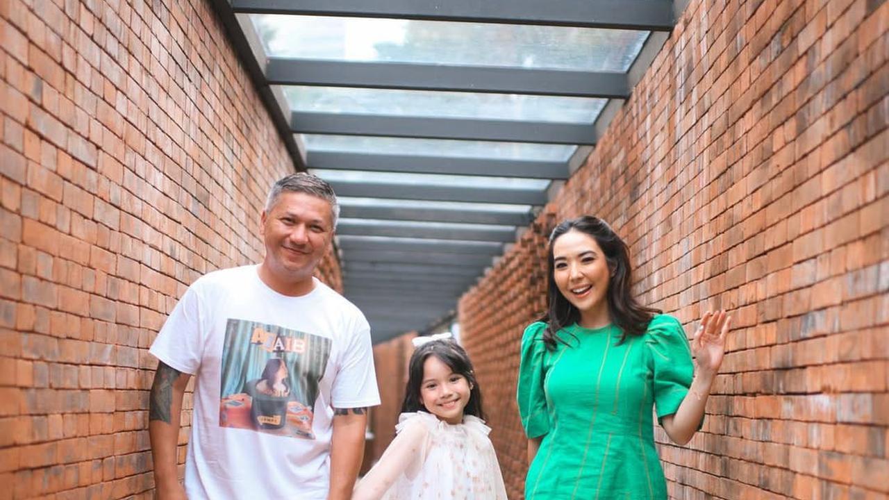 8 Artis yang Tetap Kompak dan Akur dengan Mantan Pasangannya