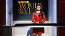 Aktris dan penyanyi Selena Gomez memberikan pidato di atas panggung ajang penghargaan acara 2015 Glamour Women Of The Year Awards di New York City, Senin (9/11). (Larry Busacca/Getty Images untuk Glamour/AFP)