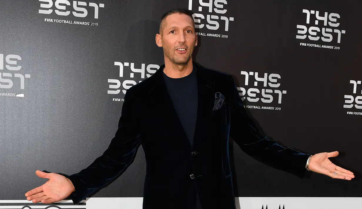 Mantan bek Inter Milan asal Italia, Marco Materazzi berpose saat tiba menghadiri The Best FIFA Football Awards 2019 di Teatro alla Scala di Milan (23/9/2019). (AFP Photo/Tiziana Fabi)
