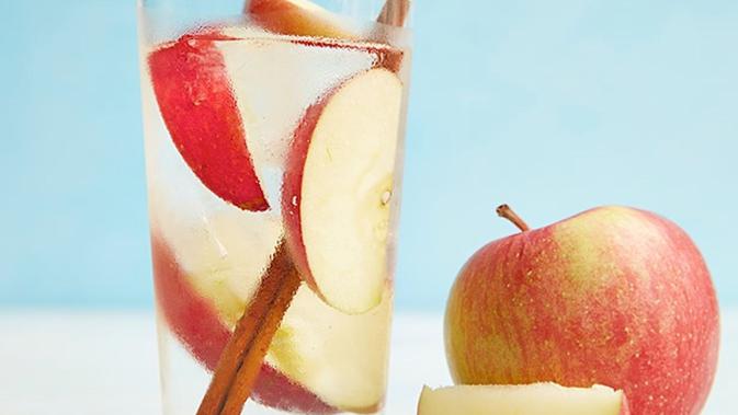 Langsing hanya dengan infused water apel dan kayu manis? Begini cara buatnya. | via: foodnetwork.sndimg.com
