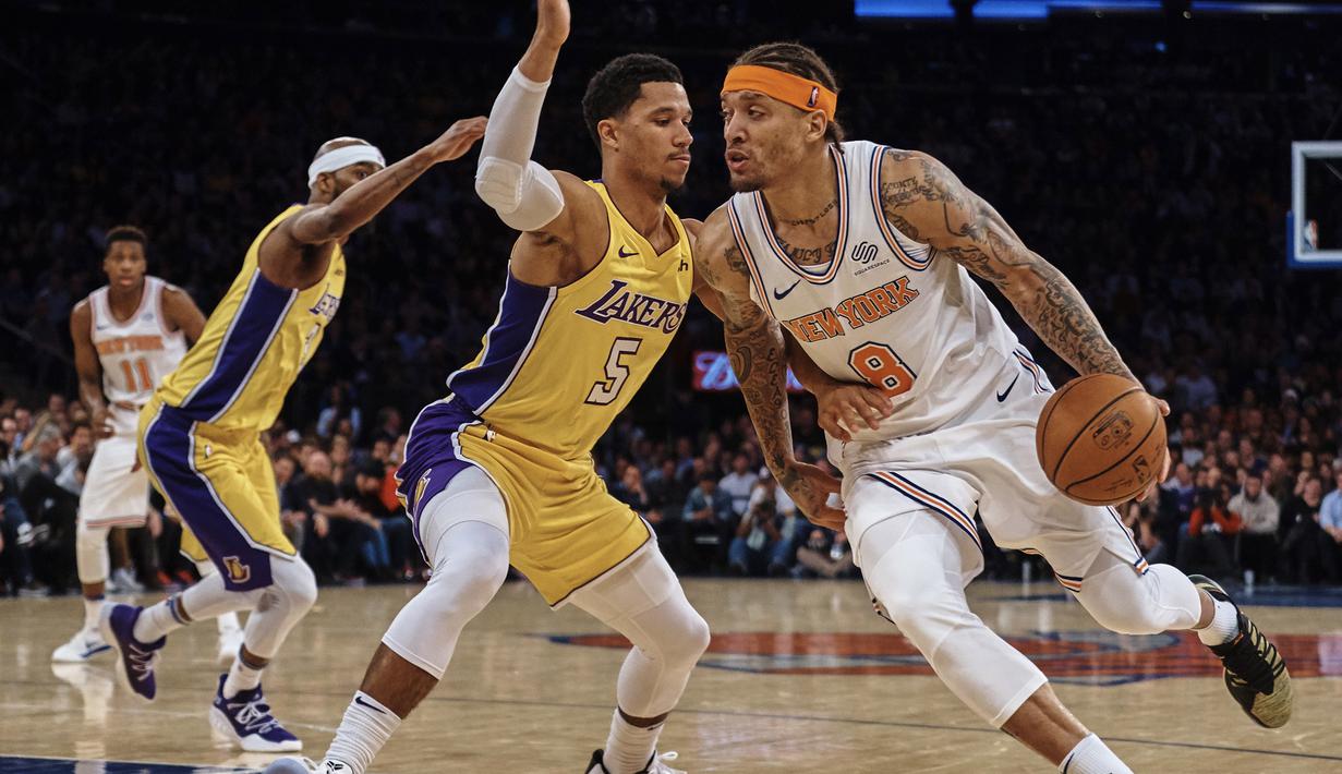 Pemain New York Knicks, Michael Beasley (kanan) berusaha melewati adangan pemain Lakers, Josh Hart pada lanjutan NBA basketball game di Madison Square Garden, New York, (12/12/2017). Knicks menang 113-109. (AP/Andres Kudacki)
