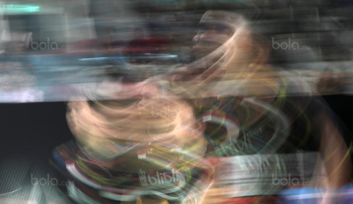 Aksi Tontowi Ahmad (kanan) dan Liliyana Natsir mengembalikan kok ke arah Lee Yang/Hsu Ya Ching pada babak kedua Daihatsu Indonesia Master 2018 di Istora Senayan, Kamis (25/1/2018). Tontowii/Liliyana menang 21-12, 21-10. (Bola.com/Nick Hanoatubun)