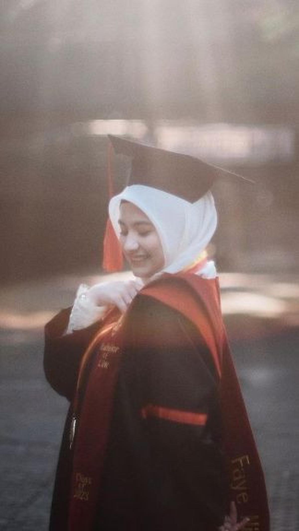 Setelah memutuskan untuk berhijrah, Faye diketahui berhasil merampungkan studinya di salah satu universitas bergengsi di Bandung. Sayangnya, perempuan kelahiran Berlin ini tidak mengungkap jelas nama kampusnya.