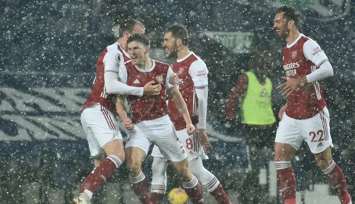 Bek Arsenal, Kieran Tierney (tengah) melakukan selebrasi usai mencetak gol pertama timnya ke gawang West Bromwich Albion dalam laga lanjutan Liga Inggris 2020/21 pekan ke-17 di Hawthorns Stadium, Sabtu (2/1/2021). Arsenal menang 4-0 atas West Bromwich Albion. (AFP/Rui Vieira/Pool)