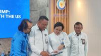 Foto bersama para pejabat KKP seusai konferensi pers mengenai Update Penanganan Isu Cesium-137 pada Produk Udang".