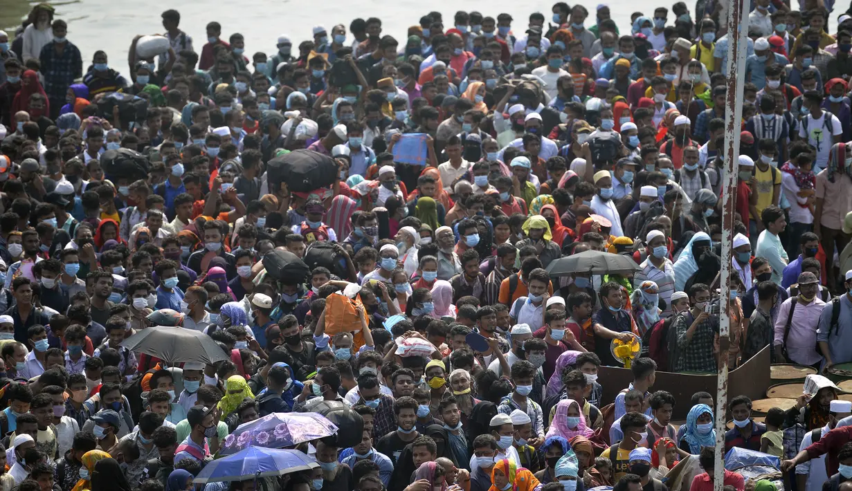 Orang-orang menunggu untuk menaiki kapal feri menuju kampung halaman menjelang perayaan Idul Fitri di tengah pandemi Covid-19 di Munshiganj, Bangladesh pada 9 Mei 2021. Ratusan orang bergegas untuk pulang ke rumah sehingga dapat berkumpul dengan keluarga pada momen Lebaran. (Munir Uz zaman/AFP)