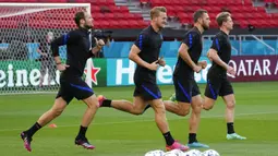 Para pemain Belanda mengikuti sesi latihan di Stadion Ferenc Puskas, Budapest, Hungaria, Sabtu (26/6/2021). Belanda akan menghadapi Republik Ceko pada pertandingan babak 16 besar Euro 2020. (AP Photo/Darko Bandic)