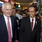 Presiden Indonesia Joko Widodo (kanan) dan Perdana Menteri Australia Malcolm Turnbull saat blusukan di Blok A Pasar Tanah Abang, Jakarta, Kamis (12/11). (REUTERS/Darren Whiteside)