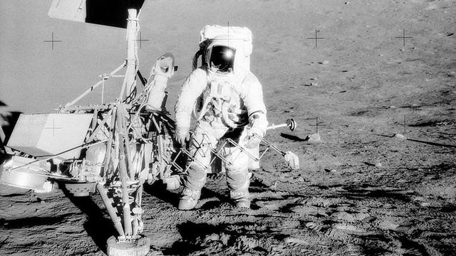 Ilustrasi pendaratan Bulan. Pete Conrad , komandan Apollo 12 , berdiri di sebelah Surveyor 3 pendarat (Wikimedia Commons)
