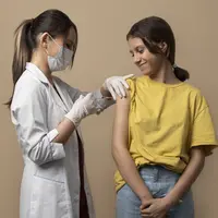 anak yang sudah diimunisasi membantu mencegah penularan penyakit kepada orang lain. credits: freepik