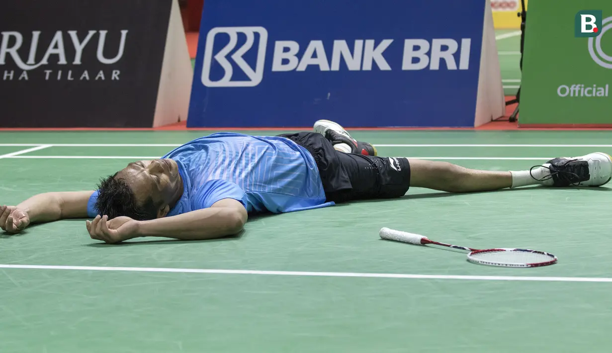 Ukun Rukendi pebulutangkis Indonesia meraih medali perak setelah gagal mengalahkan Bhagat Pramod asal India di nomor tunggal putra SL3 pada Asian Para Games 2018 di Istora Senayan, Sabtu (13/10/2018).  (Bola.com/Peksi Cahyo)