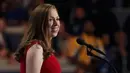 Senyum Chelsea Clinton ketika berbicara dalam penutupan Konvensi Nasional Partai Demokrat di Philadelphia, AS, Kamis (28/7). Chelsea merupakan putri tunggal dari mantan Presiden AS,  Bill Clinton dan Hillary Clinton. (REUTERS/Carlos Barria)