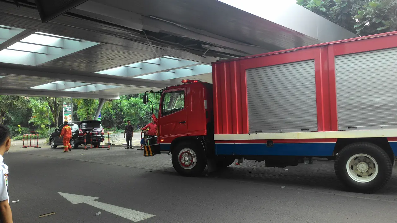 Terlalu Pendek, Atap Lobi Margo City Ditabrak Mobil Damkar