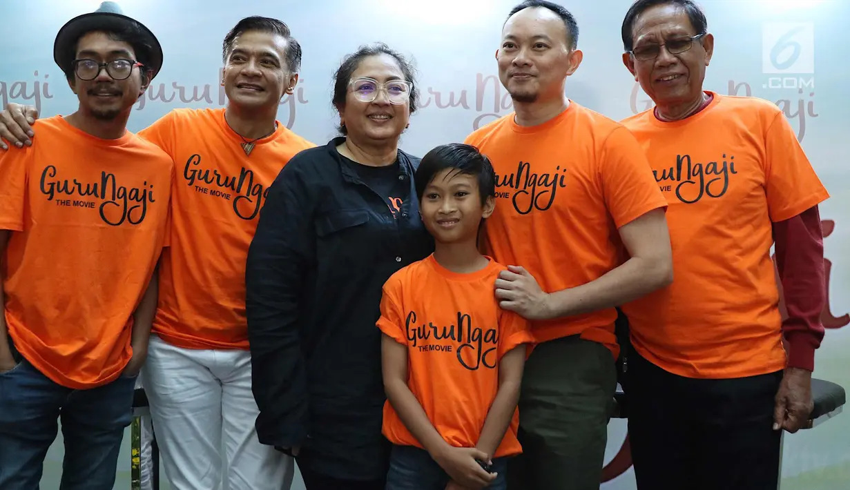 Para Pemain film Guru Ngaji foto bersama usai memberi keterangan pers di Jakarta, Rabu (14/3). Film ini bercerita tentang keikhlasan, kejujuran, dan toleransi dari kehidupan seorang guru ngaji. (Liputan6.com/Immanuel Antonius)