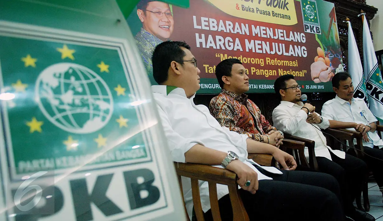 Muhaimin Iskandar (kedua kanan) saat menghadiri diskusi ‘Lebaran Menjelang Harga Menjulang’ di Aula Gus Dur, Jakarta, Kamis (25/6/2015). Muhaimin meminta pemerintah menjamin layanan transportasi yang baik menjelang Lebaran. (Liputan6.com/Johan Tallo)