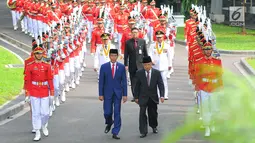 Presiden Joko Widodo atau Jokowi (kiri) didampingi Wakil Presiden Jusuf Kalla berjalan dari Istana Merdeka menuju Istana Negara saat akan melantik Gubernur dan Wakil Gubernur terpilih Maluku Utara Abdul Gani Kasuba dan Al Yasin, Jakarta, Jumat (10/5/2019). (Liputan6.com/Angga Yuniar)