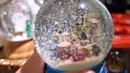 Ornamen natal berupa bola salju yang dijual di toko Selfridges, London, Senin (6/8). Keputusan manajemen Selfridges ini dianggap aneh dan memecahkan rekor sebagai toko penjual ornamen natal yang buka jauh hari sebelum natal tiba. (AP/Robert Stevens)