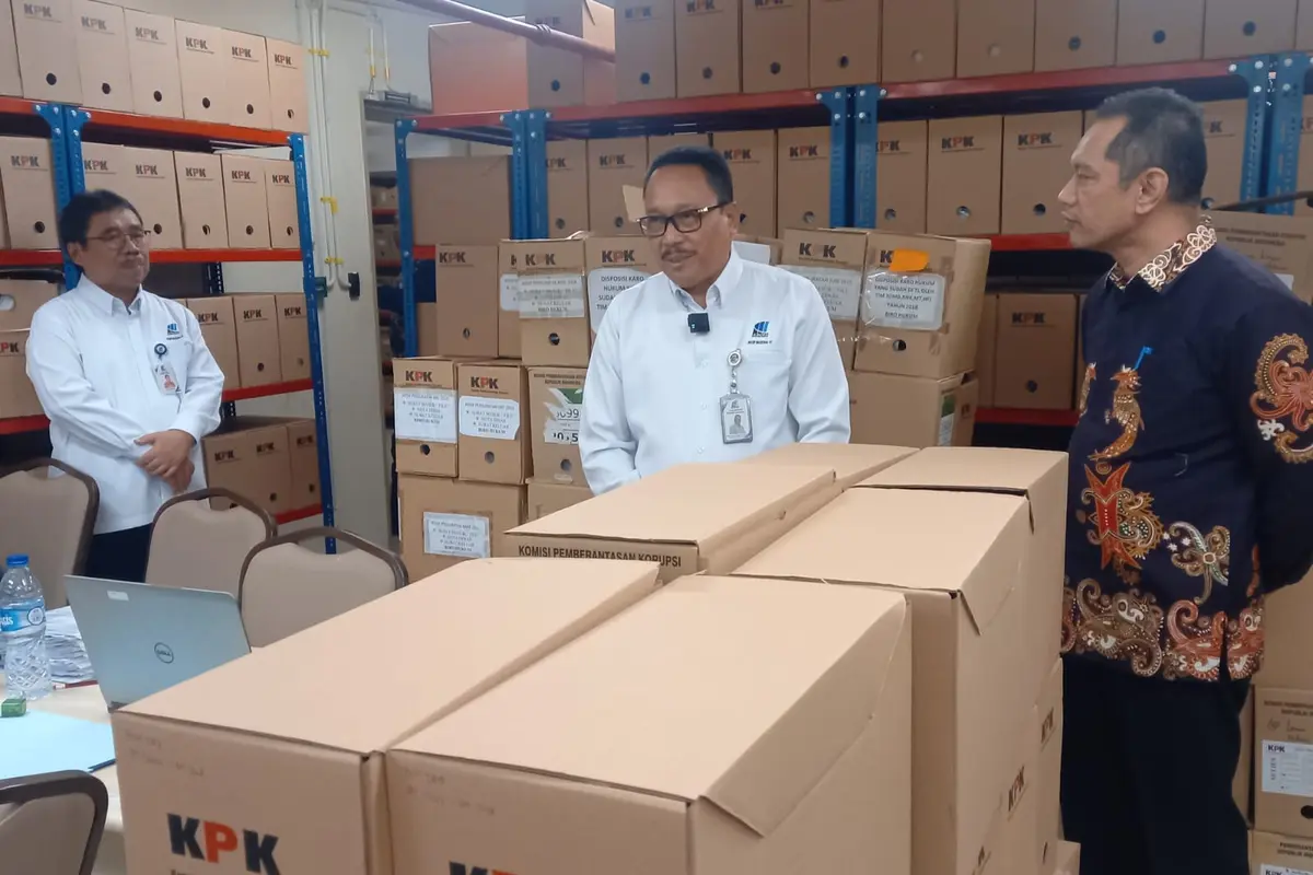 Pelaksana Tugas (Plt) Kepala ANRI, Imam Gunarto meninjau langsung kegiatan penataan arsip yang berlangsung di KPK pada Selasa, 3 Oktober 2023 bersama Wakil Ketua KPK Nurul Ghufron.