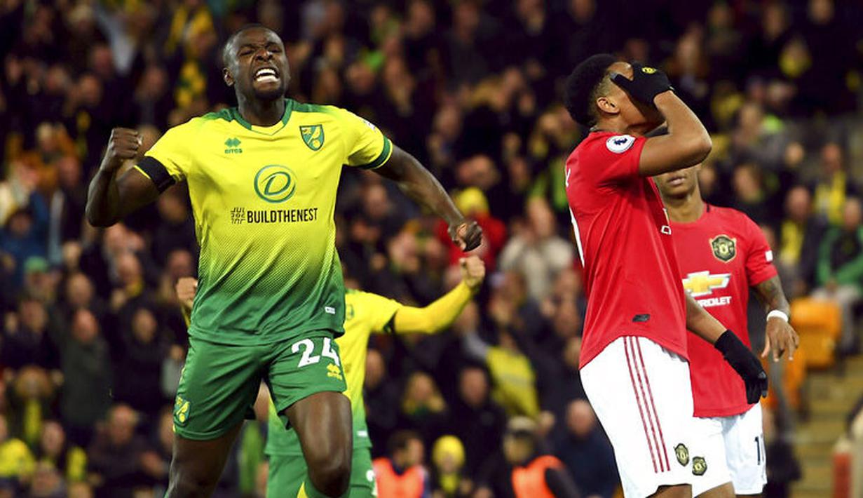 Penyerang Manchester United, Anthony Martial, tampak kecewa usai gagal mencetak gol lewat penalti ke gawang Norwich City pada laga Premier League 2019 Stadion Carrow Road, Norwich, Minggu (27/10). Manchester United menang 3-1 atas Norwich City. (AP/Joe Gidden)