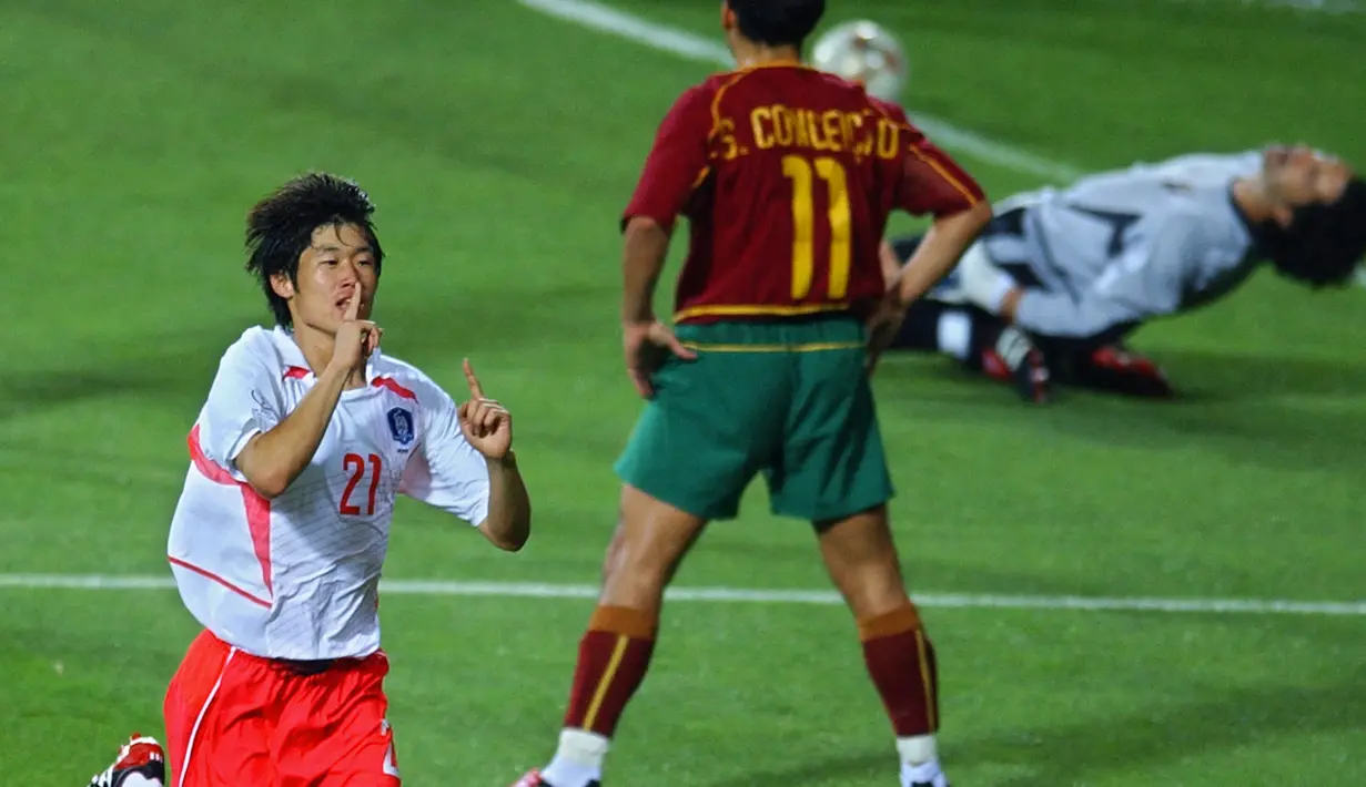 Park Ji-sung. Gelandang serang Korea Selatan yang kini berusia 41 tahun dan telah pensiun dari sepak bola internasional pada Januari 2011 ini tercatat tampil dalam 3 edisi Piala Dunia, mulai edisi 2002 hingga 2010. Total tampil dalam 14 laga dengan torehan 3 gol, penampilan terbaiknya terjadi pada edisi 2002 saat menjadi tuan rumah bersama Jepang. Pada laga ketiga di fase Grup D, ia mencetak gol tunggal kemenangan Korsel atas Portugal 1-0 (14/6/2002) dan terus melaju hingga menempati peringkat ketiga. (AFP/Pascal Guyot)