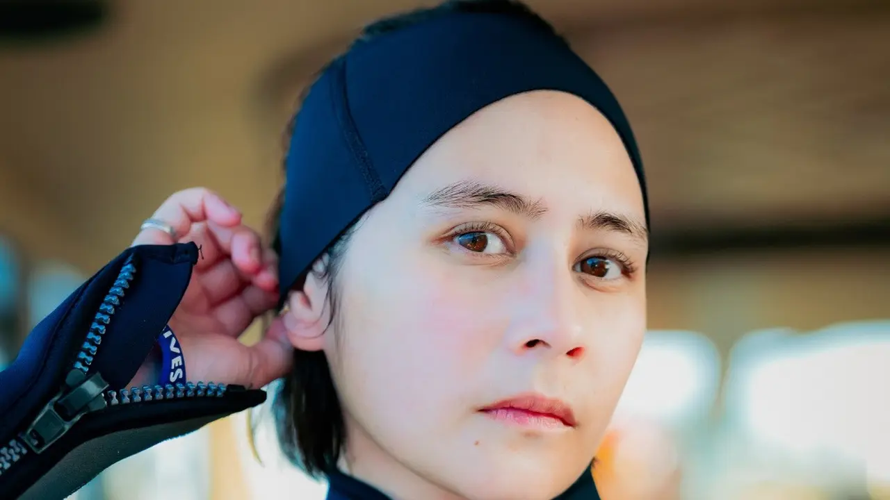Bare Face tapi Tetap Stunning, Potret Prilly Latuconsina Jadi Tim Inti Rescue Diver Red Bull Cliff Diving Curi Perhatian