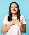 Breath hug dengan cara memeluk tubuh sambil tarik napas dalam-dalam dapat membuat pikiran dan tubuh menjadi lebih tenang. (Foto/dok: Freepik/Benzoix)