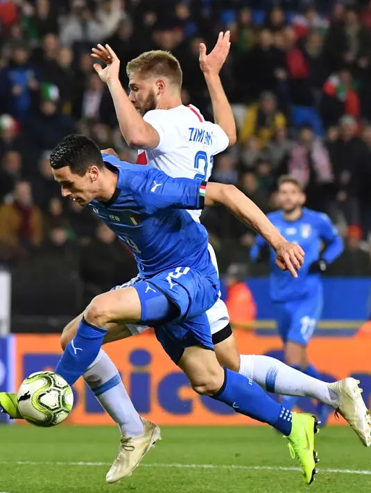 Pemain Italia, Kevin Lasagna menggiring bola dari kawalan pemain AS, Walker Zimmerman selama pertandingan persahabatan di Cristal Arena di Genk, Belgia (20/11). Italia menang tipis atas AS 1-0. (AP Photo / Francisco Seco)