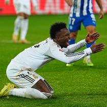 Pemain Real Madrid, Vinicius Junior, kecewa setelah dijatuhkan oleh pemain Alaves di kotak penalti namun tidak berbuah pelanggaran. (AP Photo/Miguel Oses)