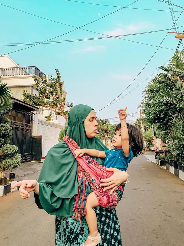 Tetap Cantik , Ini 5 Potret Nycta Gina Saat Berpakaian Sederhana