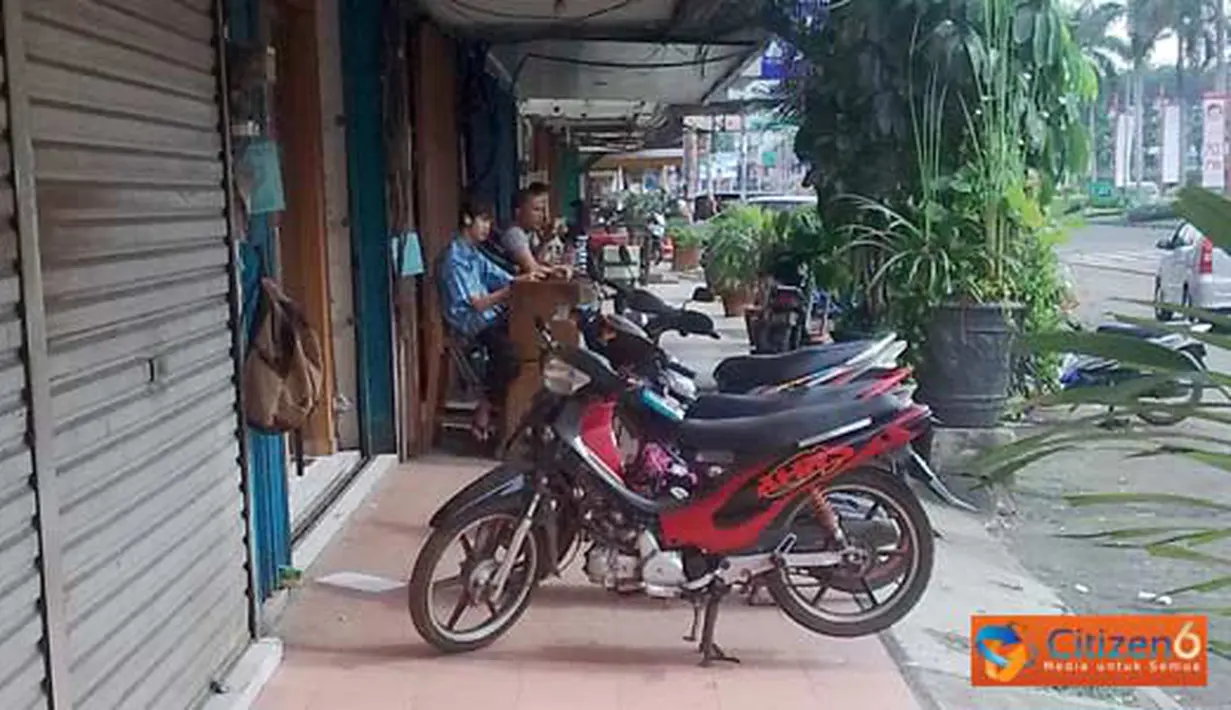 Citizen6, Jakarta: Trotoar jadi tempat parkir motor.