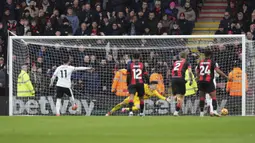 Pemain Liverpool, Mohamed Salah mencetak gol melalui tendangan penalti ke gawang Bournemouth dalam laga lanjutan Liga Inggris 2024/2025 di Vitality Stadium, Bournemouth, Inggris, Sabtu (02/02/2025). (AP Photo/Alastair Grant)