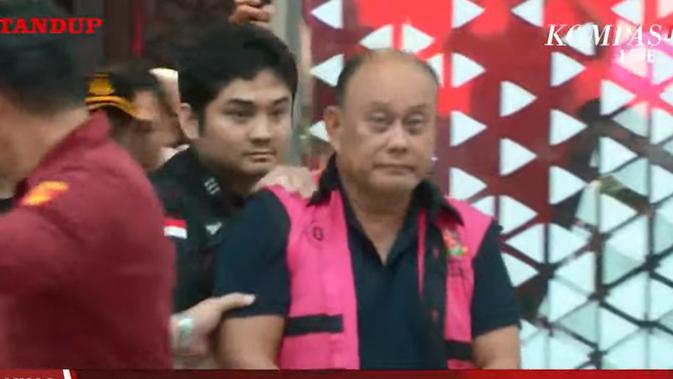 Pakai Rompi Pink, Wajah Sedih Dadan Hindayana Ditahan Kejagung