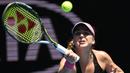 Petenis putri asal Swiss Belinda Bencic mengembalikan bola pukulan petenis asal Hungaria, Timea Babos pada turnamen Australia Terbuka di Melbourne, Australia, (20/1/2016). (AFP PHOTO / WILLIAM)
