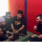 Adam Ali berkolaborasi dengan kelompok nasyid Syubbanul Muslimin