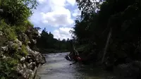 Kegiatan wisata alam river tubing menyusuri Sungai Klawing sedang tren di Purbalingga, Jawa Tengah. (Liputan6.com/Gun ES)