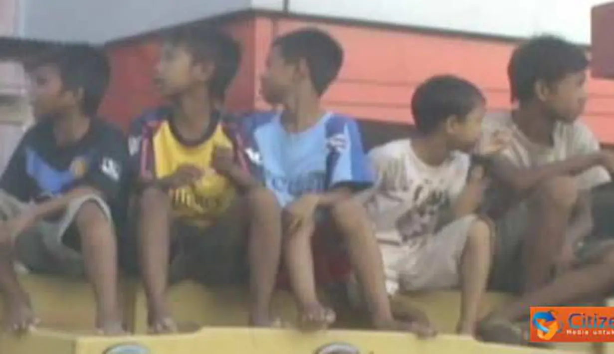 Anak-anak menonton kebakaran