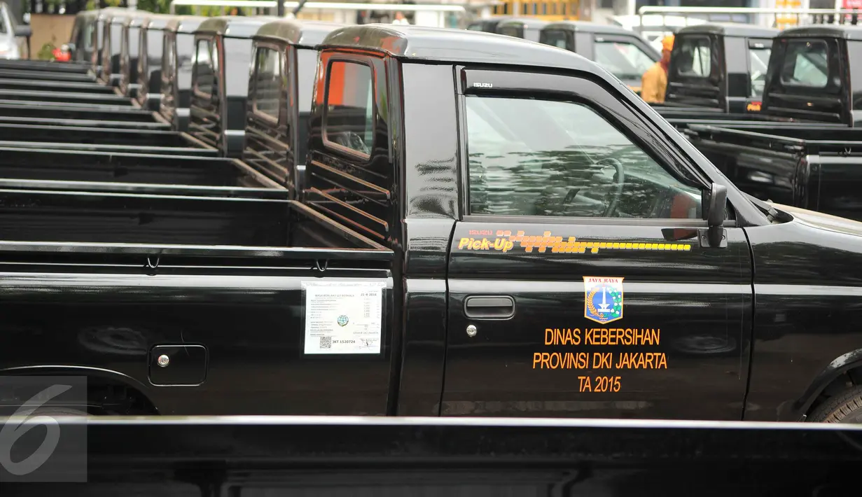 Sejumlah kendaraan operasional terparkir di halaman kantor Dinas Kebersihan DKI Jakarta, di Cililitan, Jumat (23/10). Sebanyak 77 mobil pick up diberikan sebagai kendaraan operasional pengawas kebersihan kota. (Liputan6.com/Gempur M Surya)